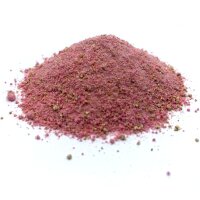 Nahaufnahme des rötlichen Aminobooster-Pulvers mit Roter Bete